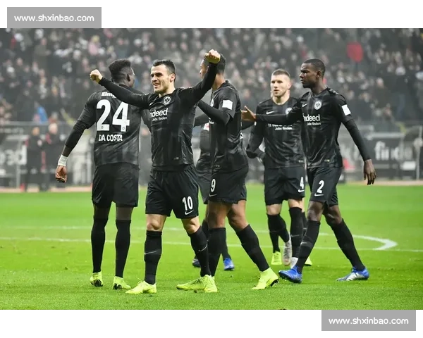 拜仁慕尼黑与法兰克福激战正酣 德甲经典对决引爆足球激情